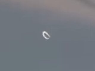 「回転するC型UFO」が出現！ まるで現実世界のバグか、異次元の扉が開いたのか？＝米テキサス