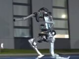 秒速12.66m、ウサイン・ボルトを超えた俊足ロボット「スーパーマン」の正体