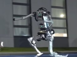 秒速12.66m、ウサイン・ボルトを超えた俊足ロボット「スーパーマン」の正体