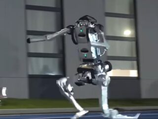 秒速12.66m、ウサイン・ボルトを超えた俊足ロボット「スーパーマン」の正体