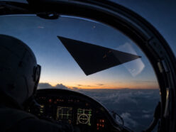 機体のわずか30m先に「9mの黒い三角形」—— ブラジル空軍が2025年のパイロット目撃18件を機密解除、"Hotel traffic"報告の中身