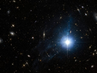 宇宙は加速膨張していない？ 超新星の「年齢バイアス」再検証が揺さぶるダークエネルギー論争