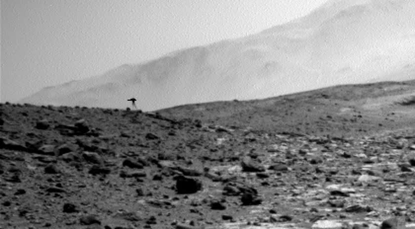 火星のクレーターに一瞬だけ現れた「クラゲ型の物体」—— NASA探査車の1枚が生命論争を再燃させたの画像1