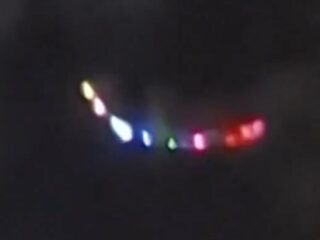 無音で浮遊する三日月型の発光体がテヘラン上空に出現、50年前の伝説的UFO事件と重なった奇妙なタイミング