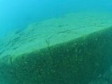 水深23mに眠る「1万1700年以上前の都市」!? ノアの方舟伝説の地に近い湖底で見つかった巨大な円形構造と闇へ延びる石壁