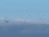 【カプセル型UFO4機】飛行歴13年のパイロットが雲の上に捉えた謎の物体、レーダーにも他機の反応なし