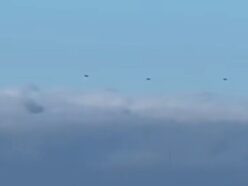 【カプセル型UFO4機】飛行歴13年のパイロットが雲の上に捉えた謎の物体、レーダーにも他機の反応なし