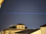 夜空を真っ二つに割った「青いレーザー光」が30分間も消えなかった！ ブルージェット説も火球説も退けられ、スペイン・グラナダの謎は未解決