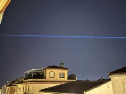 夜空を真っ二つに割った「青いレーザー光」が30分間も消えなかった！ ブルージェット説も火球説も退けられ、スペイン・グラナダの謎は未解決
