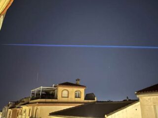 夜空を真っ二つに割った「青いレーザー光」が30分間も消えなかった！ ブルージェット説も火球説も退けられ、スペイン・グラナダの謎は未解決