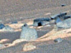 高さわずか18cmの「小さな扉」が火星に!? NASAローバー写真から"小人サイズの異星人"の痕跡を見つけたと研究家が主張