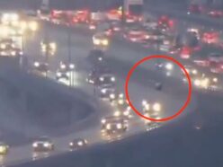 渋滞を映すはずのカメラが「空飛ぶ金属球」を捉えた！ 報道ヘリが数秒間追いかけたロサンゼルス上空の謎の物体