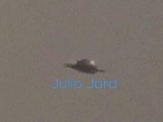 【空飛ぶ円盤】嵐が迫る空に「円盤型のUFO」が写り込んでいた!? パラグアイのサッカー祝賀会で撮られた1枚にSNS騒然