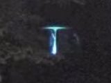 防犯カメラが捉えた「青い光の柱」と2体の宇宙人らしき人影… UFO研究家は「見えない宇宙船が着陸した」と断言