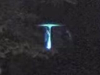 防犯カメラが捉えた「青い光の柱」と2体の宇宙人らしき人影… UFO研究家は「見えない宇宙船が着陸した」と断言