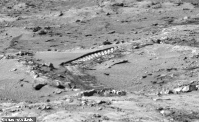 「タイヤ痕」にしか見えない跡が火星の砂地に! NASA探査車の撮影画像に「キュリオシティの轍とは違う」の声の画像1