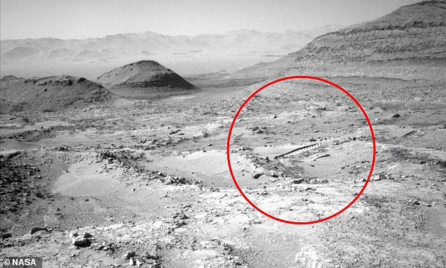 「タイヤ痕」にしか見えない跡が火星の砂地に! NASA探査車の撮影画像に「キュリオシティの轍とは違う」の声の画像2