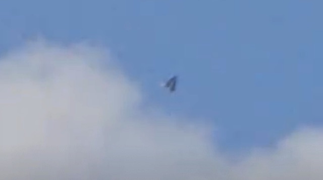 V字形UFO出現! オハイオ州上空に現れた金属光沢の飛行物体、頂点に“窓”!?「中に何かがいる」可能性の画像2