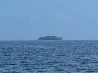 【怪奇】サッカー場2面分の「森」が湖を彷徨っている!? カナダに出現した“幽霊島”が不思議すぎる