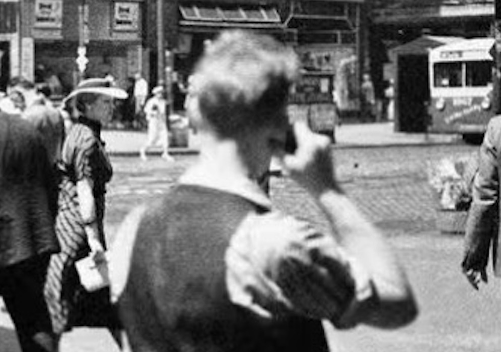 1936年の写真に写った「携帯電話を持つ男」はタイムトラベラーか? 1938年の映像・1670年の名画にも飛び火の画像2