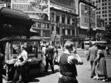 1936年の写真に写った「携帯電話を持つ男」はタイムトラベラーか？ 1938年の映像・1670年の名画にも飛び火