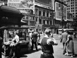 1936年の写真に写った「携帯電話を持つ男」はタイムトラベラーか？ 1938年の映像・1670年の名画にも飛び火