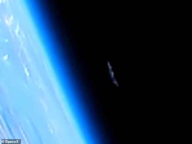 スターシップ生中継に都市サイズの「UFO母船」が映り込んだ!? 打ち上げ7分55秒後、宇宙に浮かんだ青白い光の正体とはの画像2