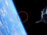 スターシップ生中継に都市サイズの「UFO母船」が映り込んだ!? 打ち上げ7分55秒後、宇宙に浮かんだ青白い光の正体とは