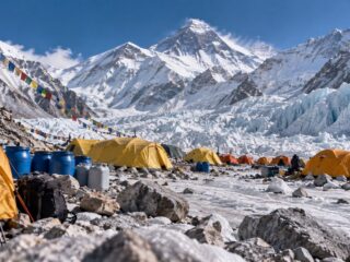 登山者の尿がエベレストの氷河を溶かしていた！ 1シーズン33万リットル、氷150トン分の熱量と試算