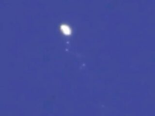 【衝撃証言】地球のそばに巨大”マザーシップ”？ 卵型UFOを次々放出… 告発者が語った話と、出回った「答え合わせ」映像の謎