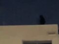封鎖中の建設現場屋上に謎の黒い人影