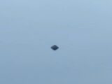 雲の上に浮かぶ「黒いひし形」をコックピットから撮影!? メキシコの民間機パイロットが捉えた謎の飛行物体