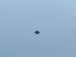雲の上に浮かぶ「黒いひし形」をコックピットから撮影!? メキシコの民間機パイロットが捉えた謎の飛行物体