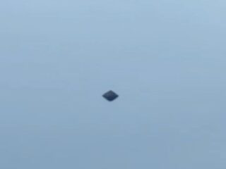 雲の上に浮かぶ「黒いひし形」をコックピットから撮影!? メキシコの民間機パイロットが捉えた謎の飛行物体
