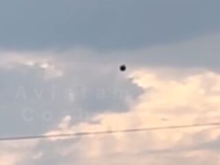 ゆっくり降下した「黒い球体」が急旋回して空高く上昇!? 5時間も浮かび続けたUFOにメキシコのネットが騒然