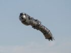 空港ライブカメラが捉えた「節のある金属の腕」の正体は!? ロードス島上空のUFO静止画とAI鮮明化の危うさ
