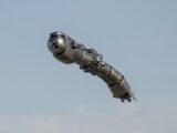空港ライブカメラが捉えた「節のある金属の腕」の正体は!? ロードス島上空のUFO静止画とAI鮮明化の危うさ