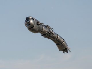 空港ライブカメラが捉えた「節のある金属の腕」の正体は!? ロードス島上空のUFO静止画とAI鮮明化の危うさ