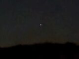 【動画】UFO番組の司会者が自らUFOを目撃…衛星アプリにも映らない謎の光が、よりによって"その道のプロ"の家の空に