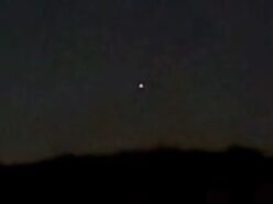 【動画】UFO番組の司会者が自らUFOを目撃…衛星アプリにも映らない謎の光が、よりによって"その道のプロ"の家の空に