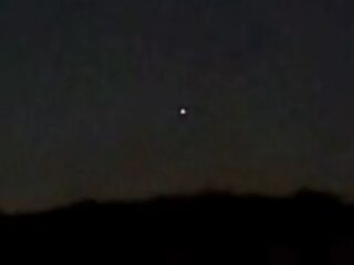 【動画】UFO番組の司会者が自らUFOを目撃…衛星アプリにも映らない謎の光が、よりによって”その道のプロ”の家の空に
