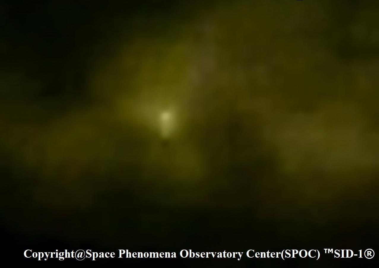 嵐の雲から現れた銀色の「錠剤型UFO」! 高度1万2500mでパイロットが撮影、レーダーには反応なし。日本にも酷似例の画像3