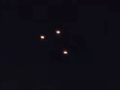 音もなく夜空を進む「三角形の3つの光」は1機のUFOだったのか？ 英国で撮影された奇妙な編隊映像