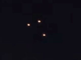 音もなく夜空を進む「三角形の3つの光」は1機のUFOだったのか？ 英国で撮影された奇妙な編隊映像