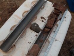 「ノアの方舟」の焼け焦げた残骸か!? 船形地形の地下約9mから炭化した木材が出土
