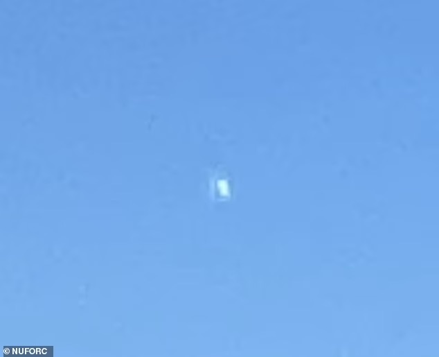 嵐の雲から現れた銀色の「錠剤型UFO」! 高度1万2500mでパイロットが撮影、レーダーには反応なし。日本にも酷似例の画像1