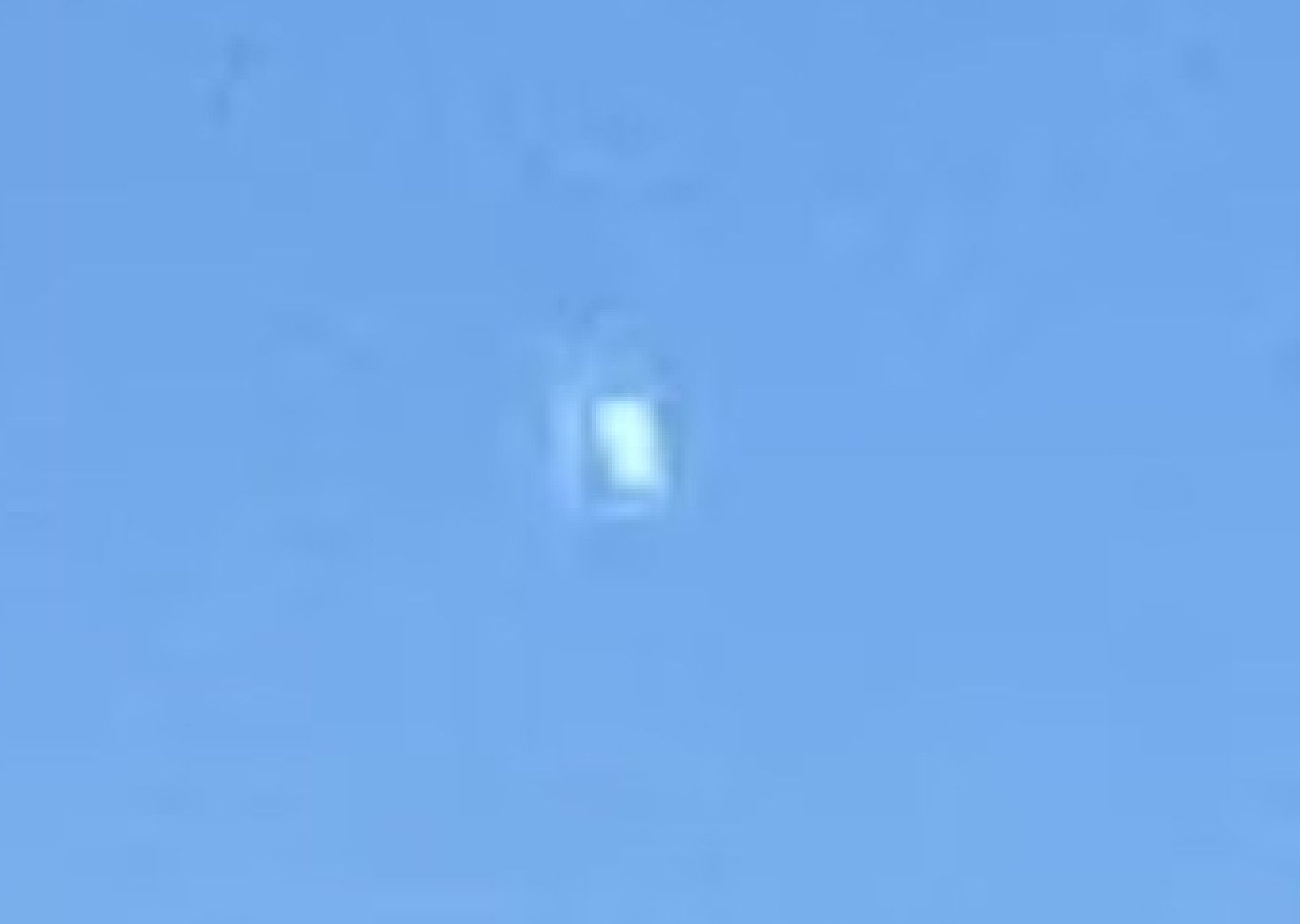 嵐の雲から現れた銀色の「錠剤型UFO」! 高度1万2500mでパイロットが撮影、レーダーには反応なし。日本にも酷似例の画像2