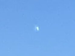 嵐の雲から現れた銀色の「錠剤型UFO」！ 高度1万2500mでパイロットが撮影、レーダーには反応なし。日本にも酷似例