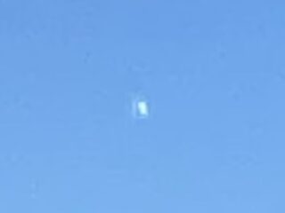 嵐の雲から現れた銀色の「錠剤型UFO」！ 高度1万2500mでパイロットが撮影、レーダーには反応なし。日本にも酷似例